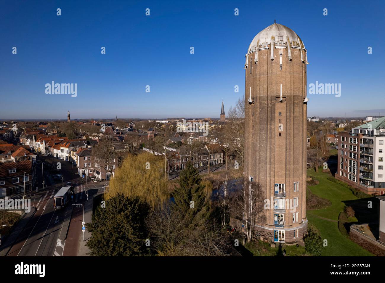 L'ex torre d'acqua olandese in mattoni vista aerea a Zutphen ora riproposto come una casa residenziale con la città anseatica sullo sfondo contro il cielo blu Foto Stock