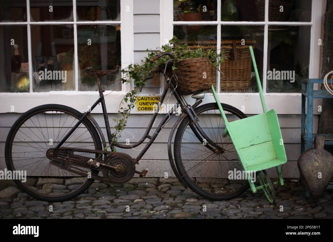 Bicicletta olandese d'epoca con fiori Foto Stock