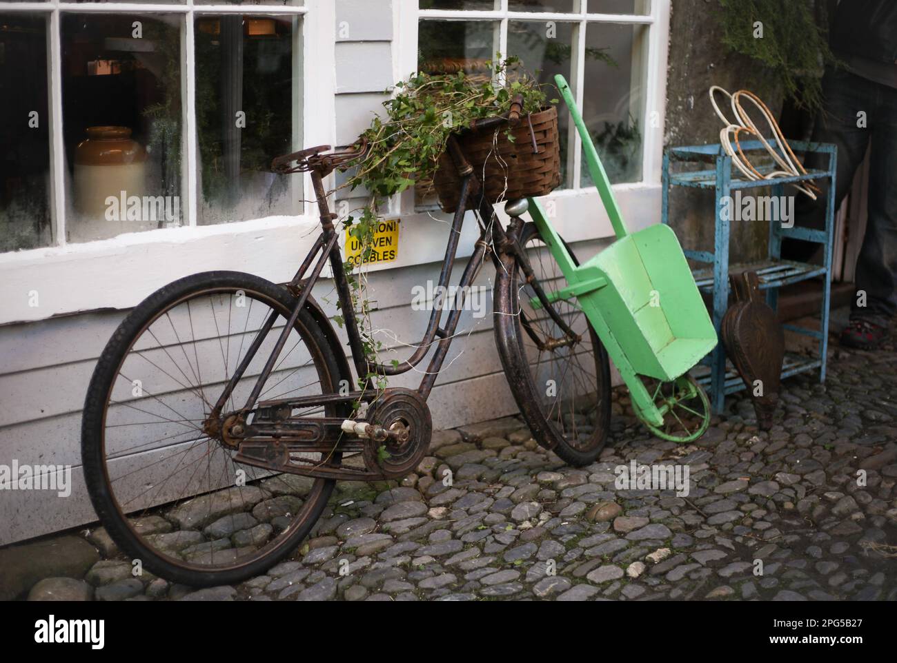 Bicicletta olandese d'epoca con fiori Foto Stock