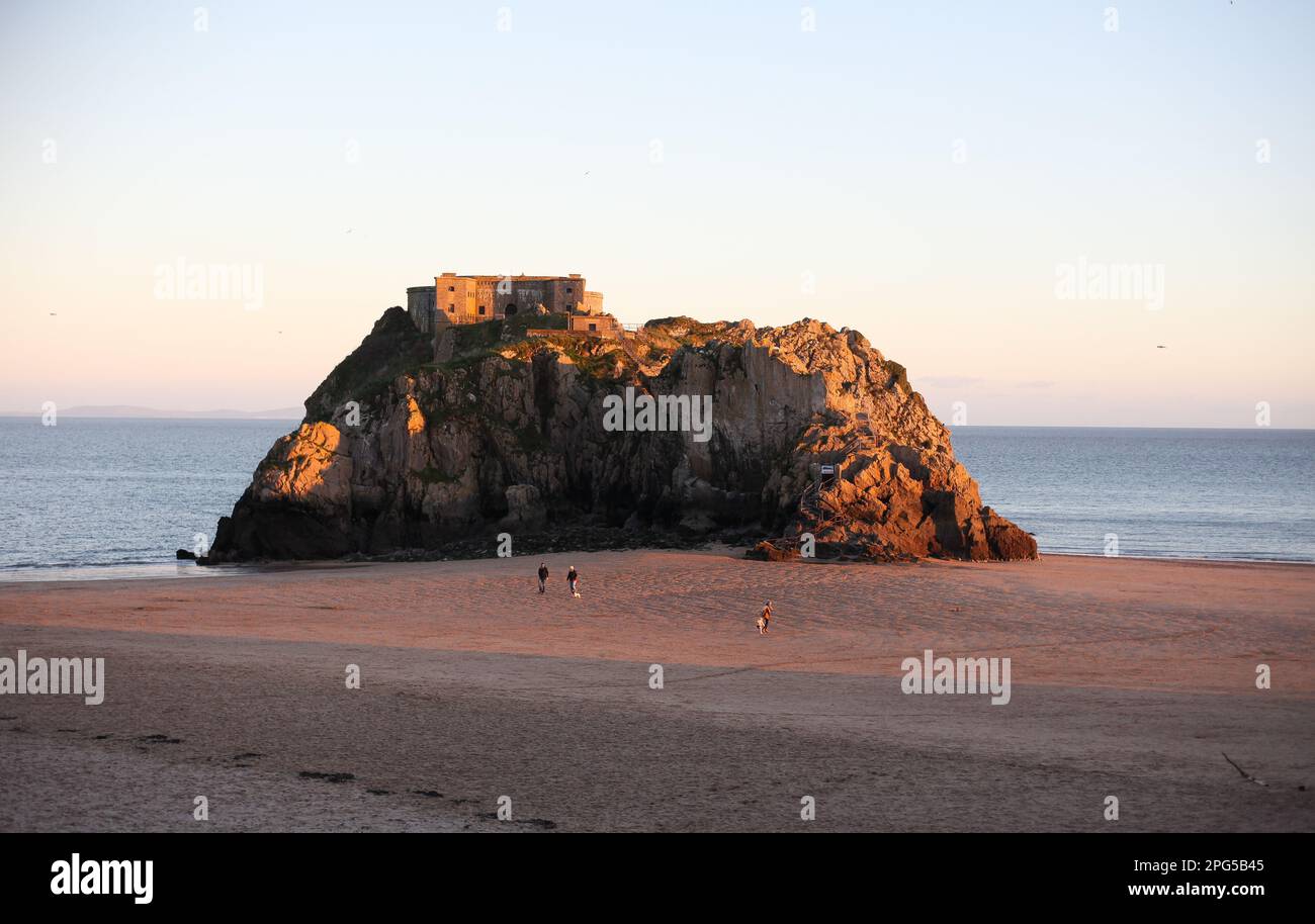 St Catherines Fort Island, Tenby Beach, Galles Foto Stock