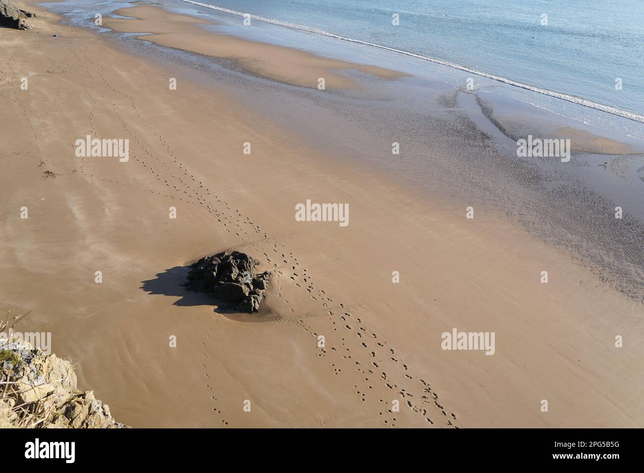 Impronte sulla sabbia a Tenby, Galles Foto Stock