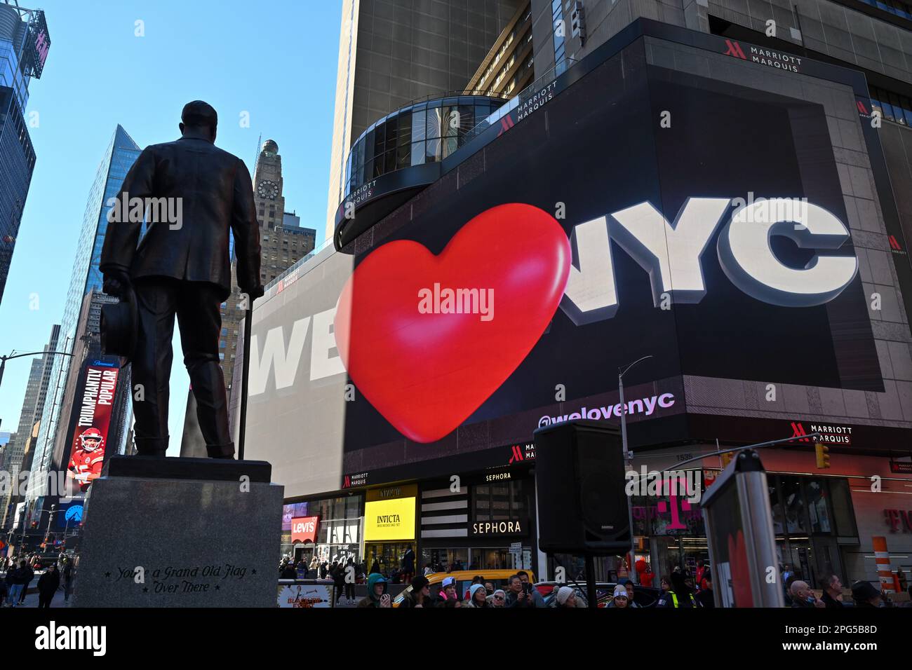Cartelloni digitali che mostrano 'We Love NYC' durante l'evento di lancio della campagna per 'We Love NYC' a Times Square il 20 marzo 2023 a New York City. Foto Stock