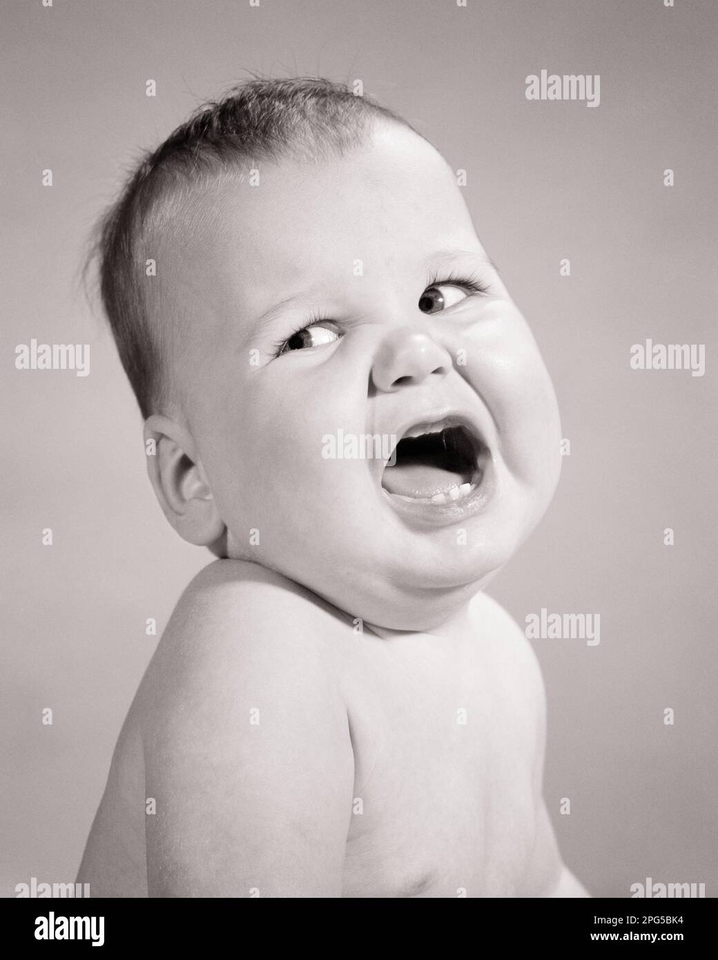 1960S BAMBINO RAGAZZO ARRABBIATO GUARDANDO AL LATO BOCCA APERTA - B23349 HAR001 HARS COMUNICAZIONE TANTRUM BAMBINO PREOCCUPAZIONE LIFESTYLE ANNOYED STUDIO SHOT MOODY COPY SPAZIO MASCHI ESPRESSIONI DISTURBATE B&W INTERESSATO FRUSTRATO TRISTEZZA AMPIO URLARE LAMENTANDO TESTA E SPALLE FORTE BAWLING UMORE TEMPER GLUM BAMBINO FURIOUS IRRITATO GIOVANI MISERABILE NERO E BIANCO ETNICITÀ CAUCASICA HAR001 GUARDANDO AL LATO VECCHIO MODELLATO Foto Stock