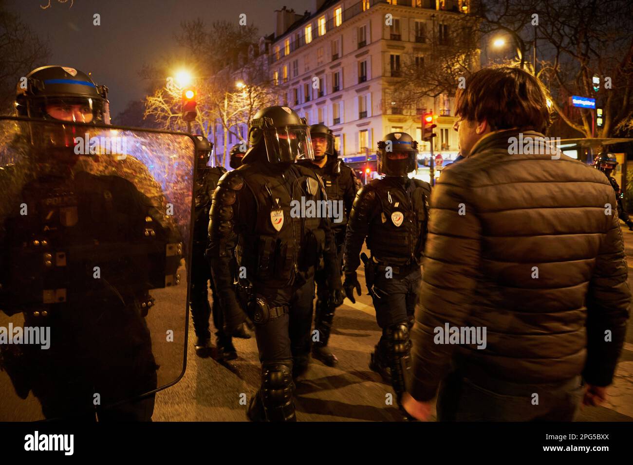 Parigi, Ile de France, FRANCIA. 20th Mar, 2023. Un uomo viene convocato per lasciare durante le proteste a Parigi dopo che un voto di sfiducia è stato respinto da un misero 9 voti. Il voto di sfiducia avrebbe potuto rovesciare il governo di Emmanuel Macron e avrebbe annullato la legge sulla riforma pensionistica che ha spinto senza un voto a maggioranza in Parlamento. (Credit Image: © Remon Haazen/ZUMA Press Wire) SOLO PER USO EDITORIALE! Non per USO commerciale! Foto Stock