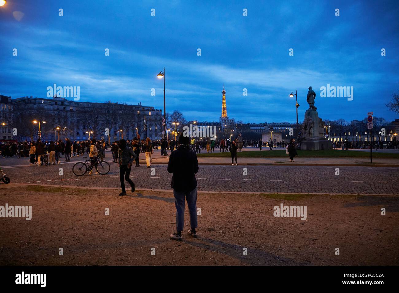 Parigi, Ile de France, FRANCIA. 20th Mar, 2023. Migliaia di persone hanno protestato a Parigi dopo che un voto di sfiducia è stato respinto con scarsi 9 voti. Il voto di sfiducia avrebbe potuto rovesciare il governo di Emmanuel Macron e avrebbe annullato la legge sulla riforma pensionistica che ha spinto senza un voto a maggioranza in Parlamento. (Credit Image: © Remon Haazen/ZUMA Press Wire) SOLO PER USO EDITORIALE! Non per USO commerciale! Foto Stock