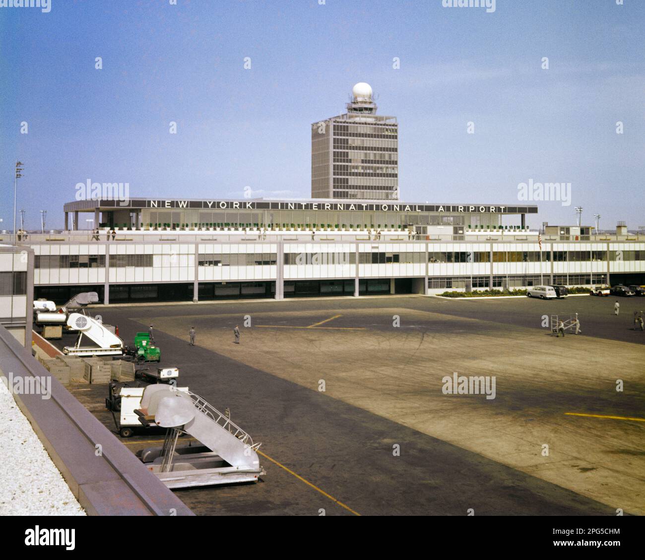 1950S NEW YORK INTERNATIONAL AIRPORT COMUNEMENTE CHIAMATO IDLEWILD AIRPORT, MA RINOMINATO JOHN F KENNEDY INTERNATIONAL NEL 1963 - KA701 HAR001 HARS HIGH TECH REAL ESTATE CONNECTION CONTROL TOWER F IDLEWILD NEW YORK STRUTTURE CITTÀ EDIFICIO NEW YORK CITTÀ RIBATTEZZATA KENNEDY TERMINAL 1963 HAR001 INTERNAZIONALE VECCHIO STILE Foto Stock