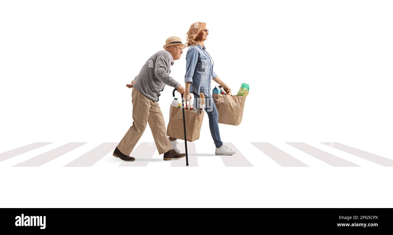 Immagine a tutto profilo di una donna che aiuta un anziano con borse della spesa a un passaggio pedonale isolato su sfondo bianco Foto Stock