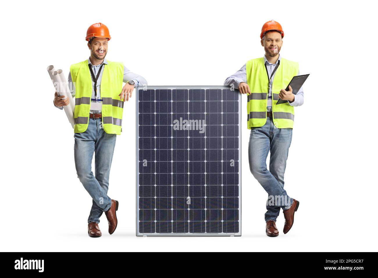 Ingegneri maschi in giubbotti di sicurezza appoggiati su un pannello solare isolato su sfondo bianco Foto Stock