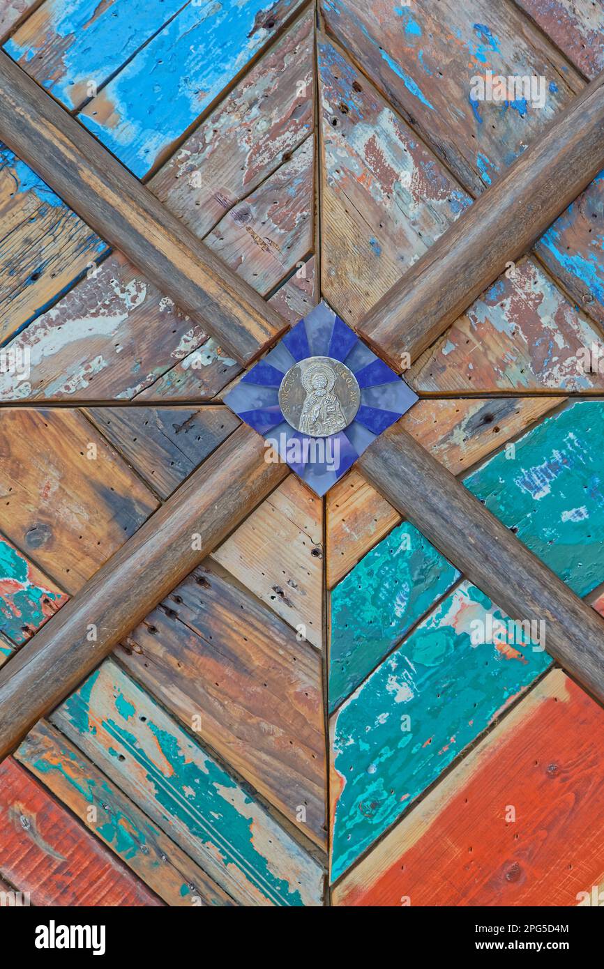 BARI, ITALIA - 26 settembre 2019 Gozzi di Puglia, pannello decorativo da parete esposto nella zona Partenze dell'Aeroporto Internazionale di Karol Wojtyla. Foto Stock