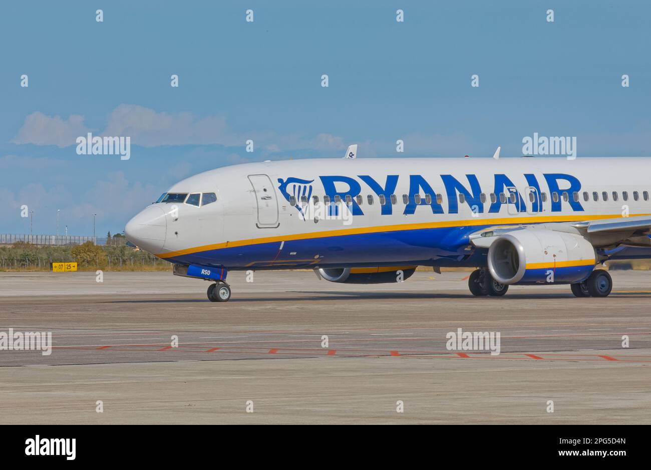 BARI, ITALIA - 26 settembre 2019 Ryanair SP-RSO Boeing sulla pista dell'aeroporto internazionale di Karol Wojtyla. Foto Stock