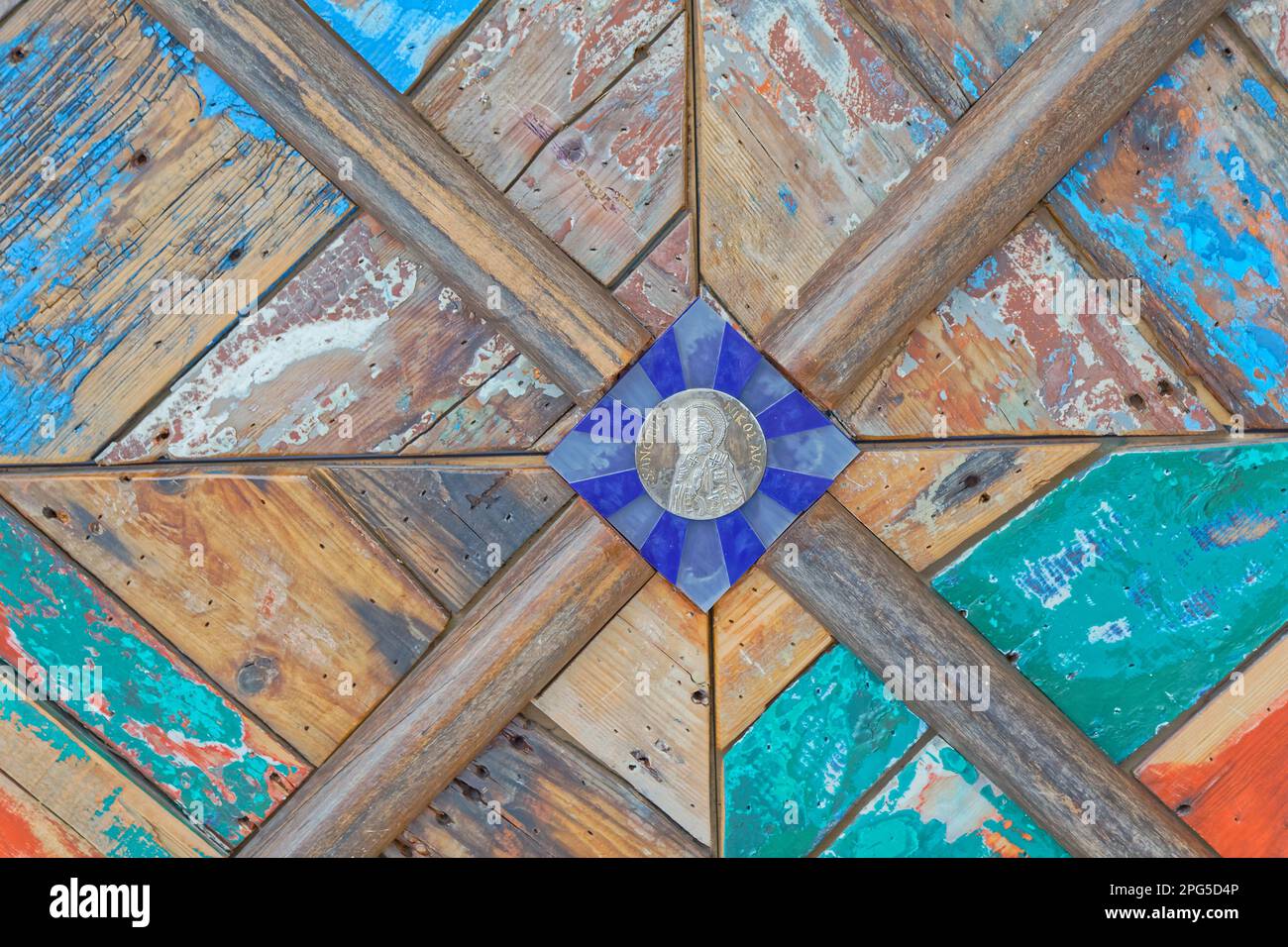 BARI, ITALIA - 26 settembre 2019 Gozzi di Puglia, pannello decorativo da parete esposto nella zona Partenze dell'Aeroporto Internazionale di Karol Wojtyla. Foto Stock