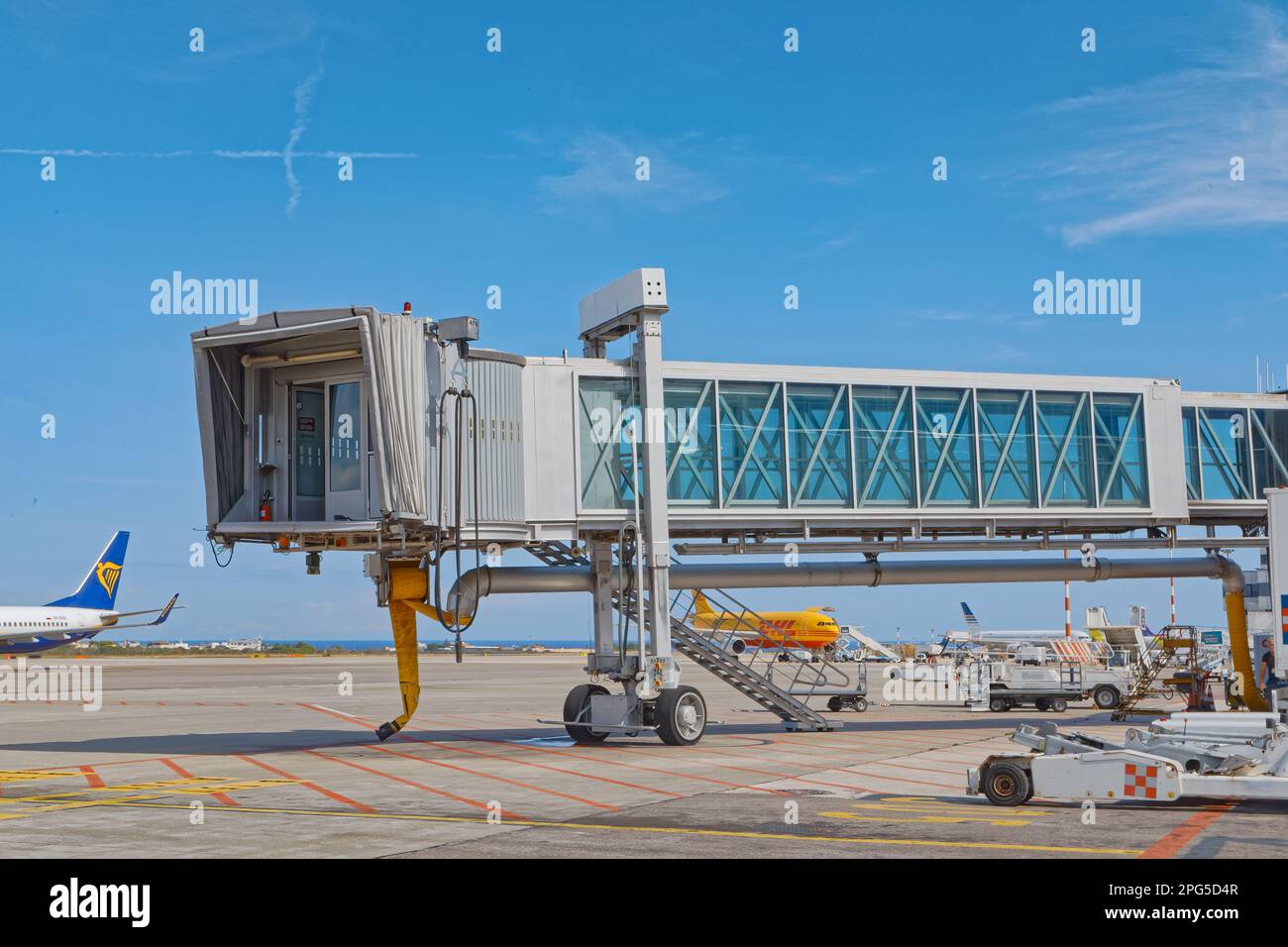 Ponte d'imbarco Passinger all'aeroporto di Bari in Italia Foto Stock