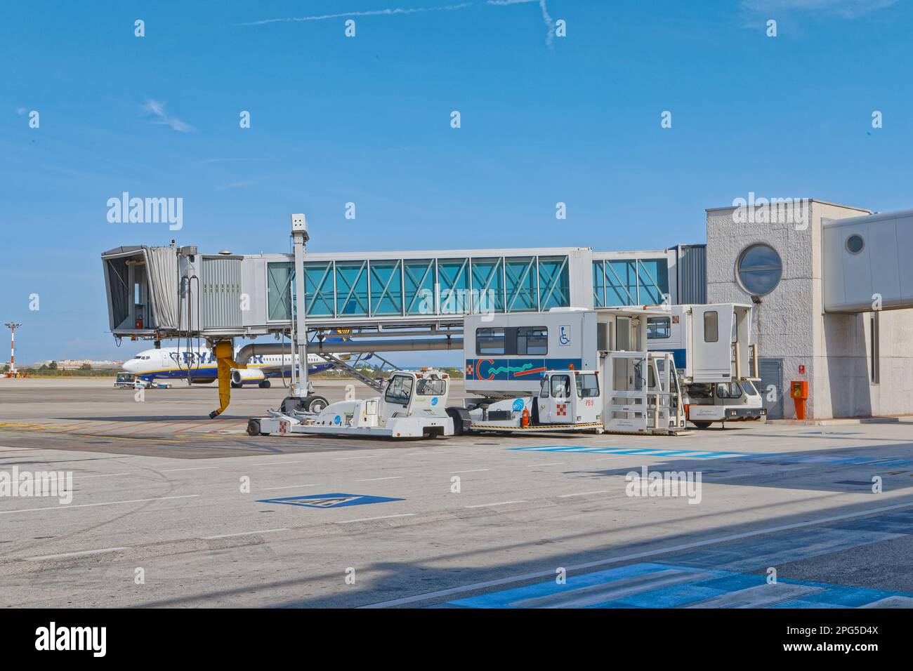 BARI, ITALIA - 26 settembre 2019 Ponte d'imbarco Passinger all'Aeroporto Internazionale Karol Wojtyla. Foto Stock