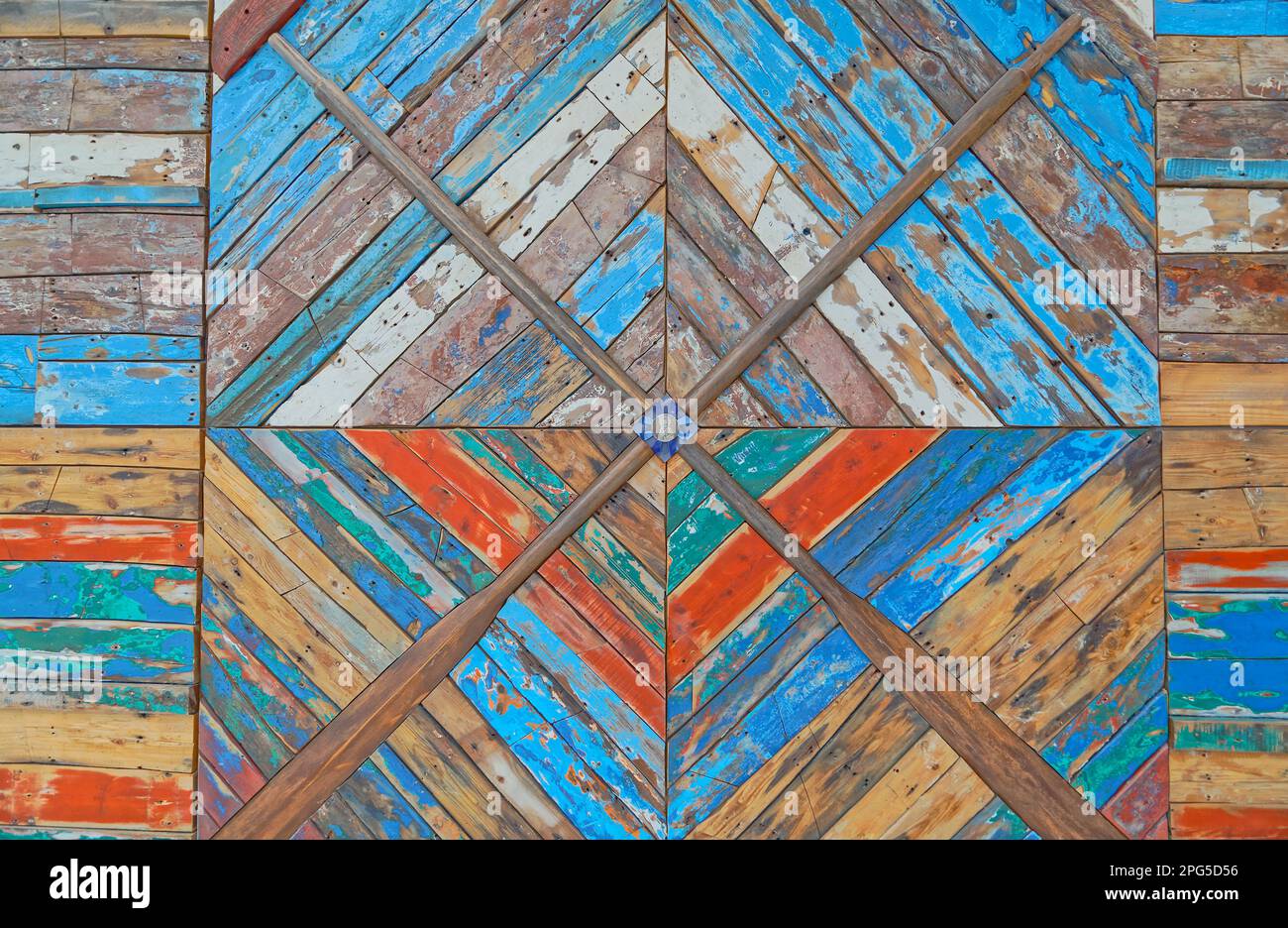 BARI, ITALIA - 26 settembre 2019 Gozzi di Puglia, pannello decorativo da parete esposto nella zona Partenze dell'Aeroporto Internazionale di Karol Wojtyla. Foto Stock