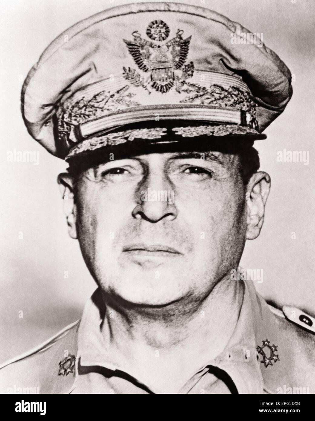 1940S GENERALE DELL'ESERCITO DOUGLAS MACARTHUR COMMANDER-IN-CHIEF WORLD WAR 2 NEL SUD-OVEST DEL PACIFICO RITRATTO GUARDANDO LA FOTOCAMERA - Q58453 CPC001 HARS UOMO DI MEZZA ETÀ OCCHIO CONTATTO TESTA E SPALLE DOUGLAS GUERRE MONDIALI GUERRA MONDIALE GUERRA MONDIALE DUE GUERRA MONDIALE II IN ESTREMO ORIENTE OCCUPAZIONI POLITICA UNIFORME FORZE PRIMO PIANO GUERRA MONDIALE COREANA GUERRA MONDIALE 2 SUDOVEST SOVRINTENDENTE GUERRA MONDIALE UNO WW1 ETNICITÀ CAUCASICA BIANCA E NERA, IN VECCHIO STILE Foto Stock