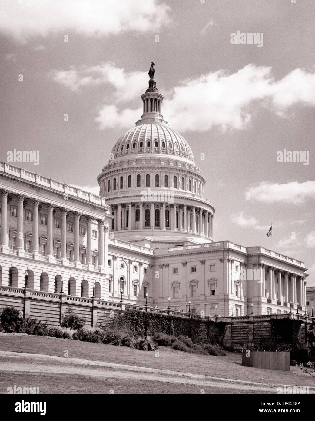 1960S UNITED STATES CAPITOL BUILDING FACCIATA BEST WESTERN WASHINGTON DC USA - R4794 HAR001 HARS EDIFICIO FACCIATA BIANCO E NERO QUARTIERE FEDERALE HAR001 VECCHIO STILE Foto Stock