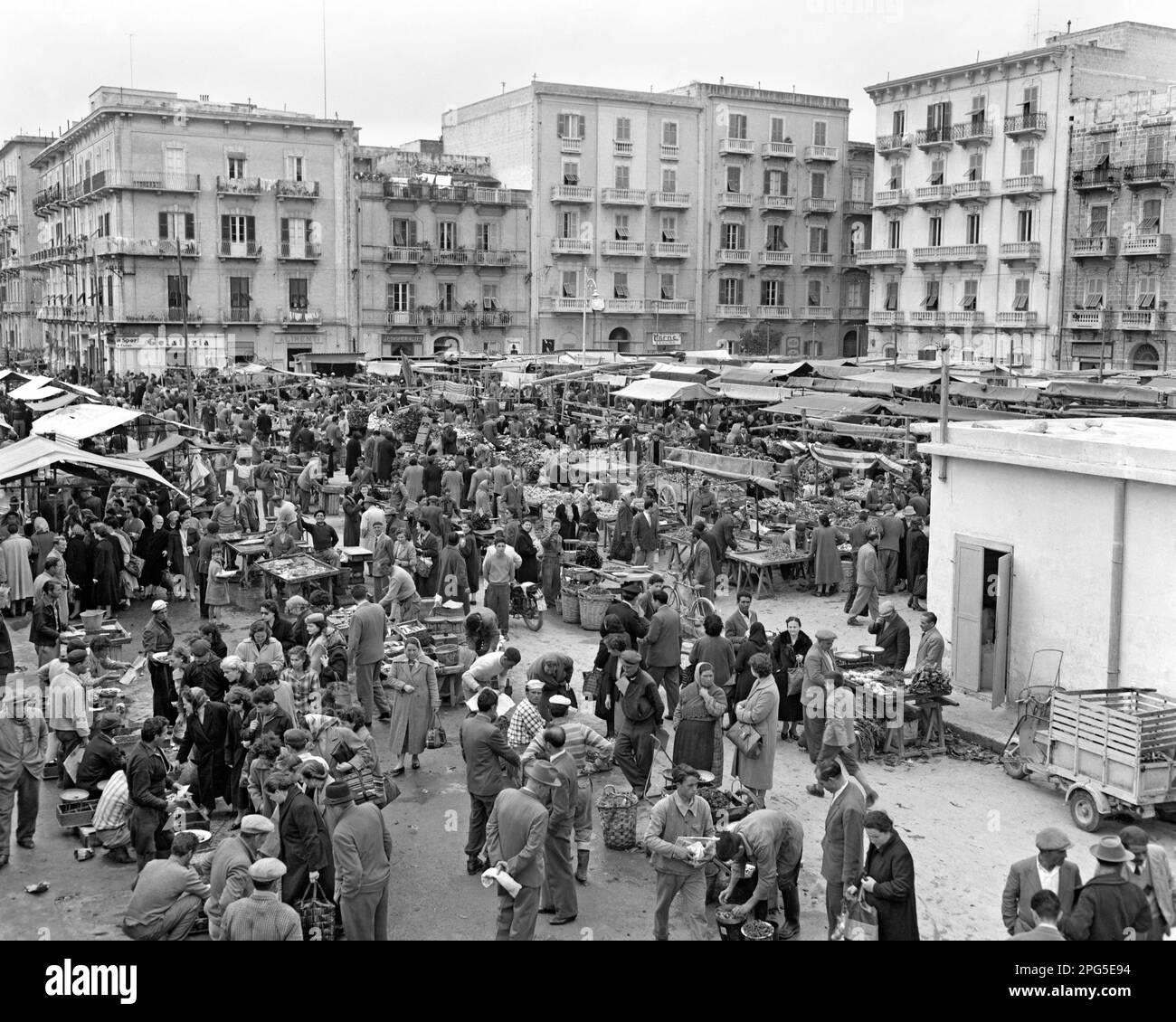 1950S GRANDE MERCATO ALL'APERTO CIRCONDATO DA EDIFICI DI APPARTAMENTI E PALAZZI ANTICHI NELLA CITTÀ DI TARANTO IN PUGLIA - R6540 MAY001 HARS PERSONE MASCHI EDIFICI EUROPA SPETTATORI B&W RACCOLTA SHOPPER ACQUIRENTI STRUTTURA ALTO ANGOLO AVVENTURA EUROPEAN PROPERTY NETWORKING EXTERIOR ITALIA OPPORTUNITÀ OCCUPAZIONI IMMOBILI STRUTTURE CITTÀ EDIFICIO THRONG FREQUENZA NERO E BIANCO CAUCASICO ETNIA VECCHIA CITTÀ VECCHIO STILE Foto Stock