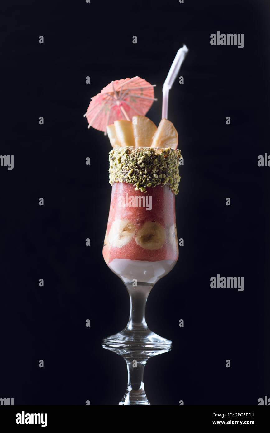 Cocktail di frutta mista con frutta e noci guarnire Foto Stock Cocktail di frutta mista con frutta e noci guarnire Foto Stock