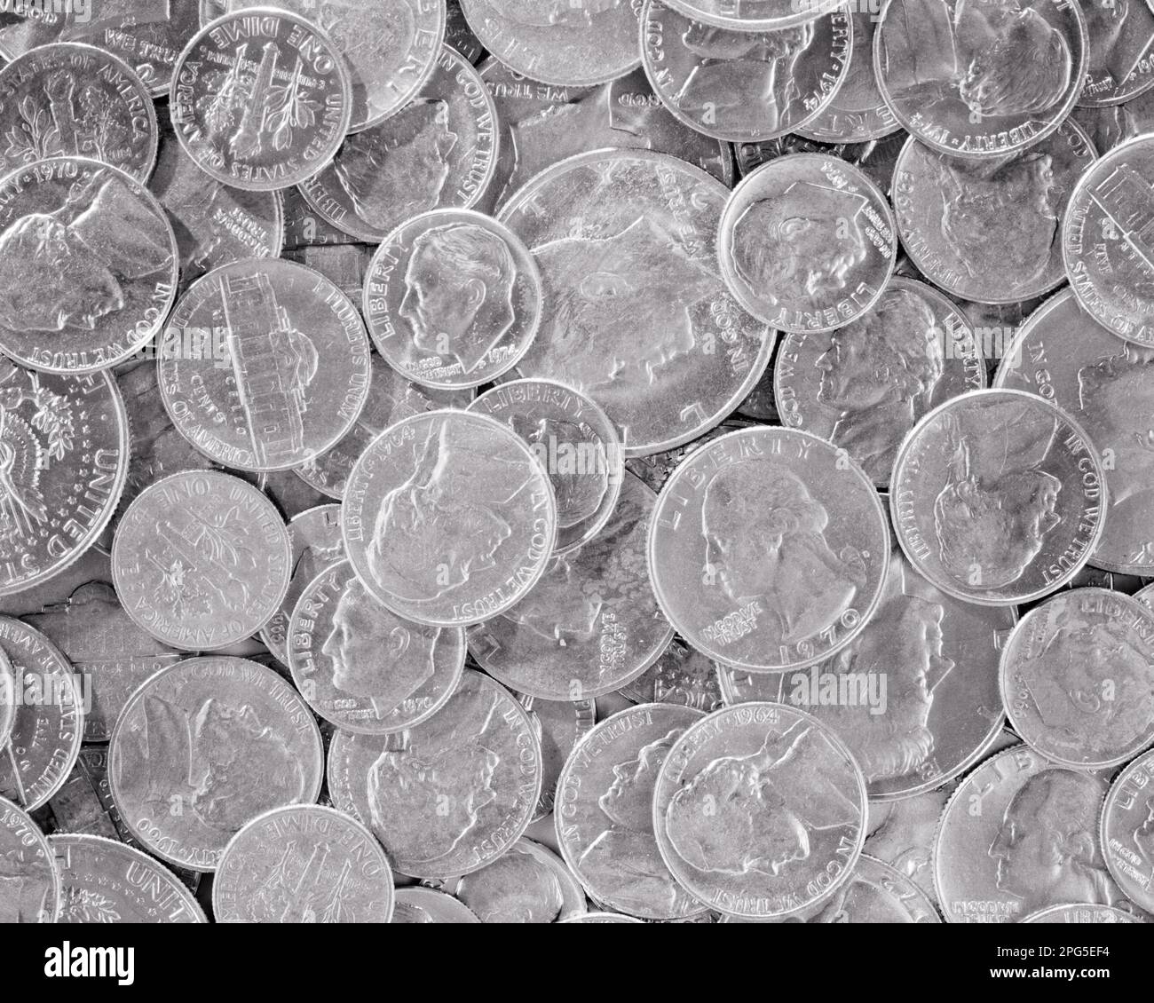 1970S MODELLO GENERALE DI MONETE D'ARGENTO QUARTI DI DENARO AMERICANO NICKELS DIMES MEZZO DOLLARI - S19744 HAR001 HARS CONCETTI SIMBOLICI KENNEDY FORMA LEGALE CONIATURA SPECIE NERO E BIANCO HAR001 RAPPRESENTAZIONE IN VECCHIO STILE Foto Stock