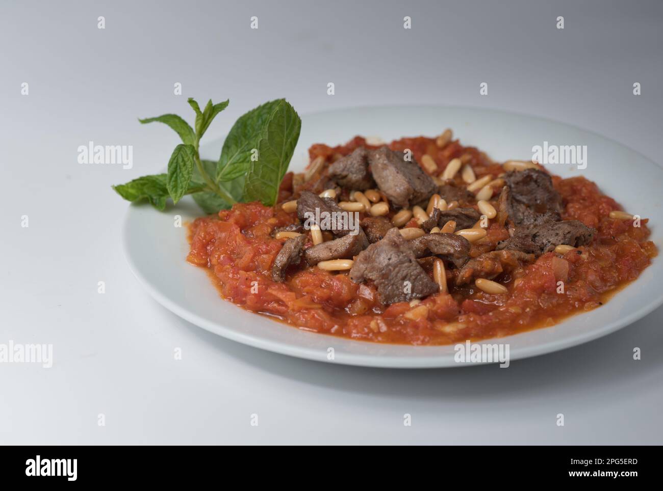 padella di pomodoro con carne (قلاية بندورة بلحمة) Foto Stock
