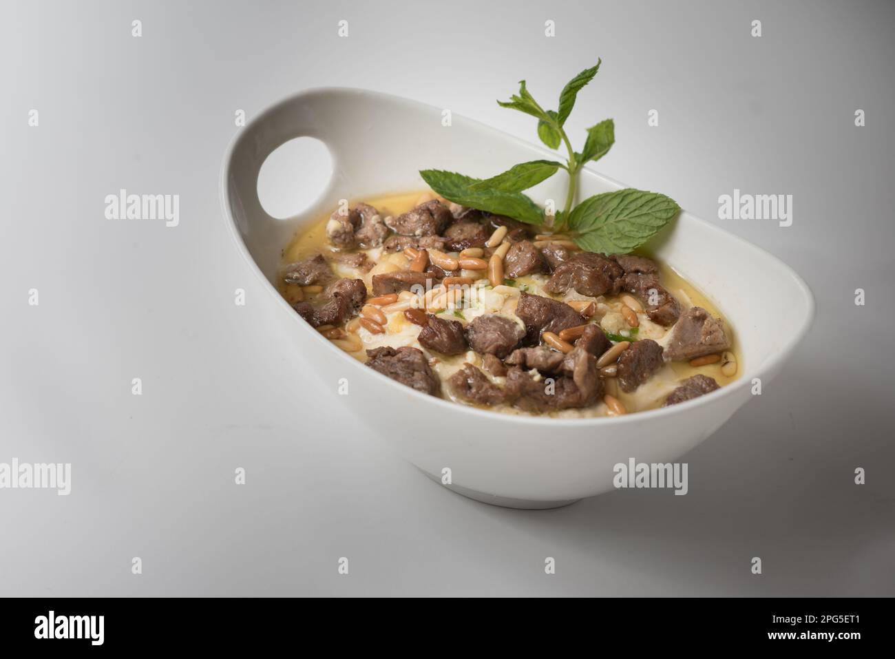 fateh con hummus e carne Foto Stock