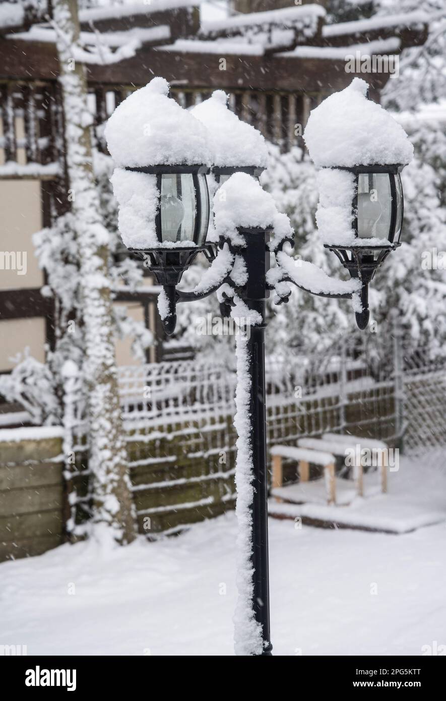 Lampada per la casa coperta dalla tempesta invernale appiccicosa e umida del Michigan Foto Stock