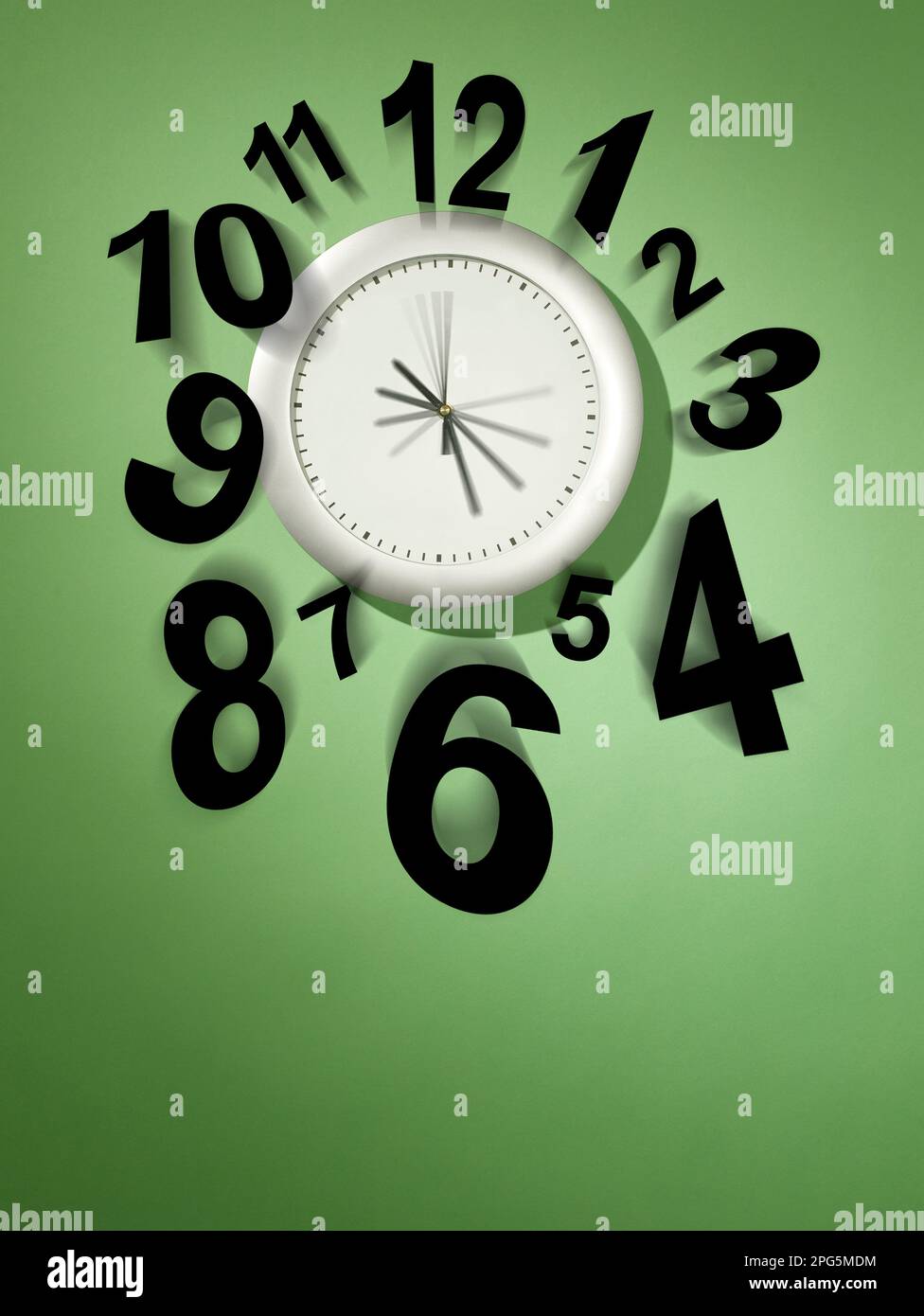 orologio concept su parete verde Foto Stock