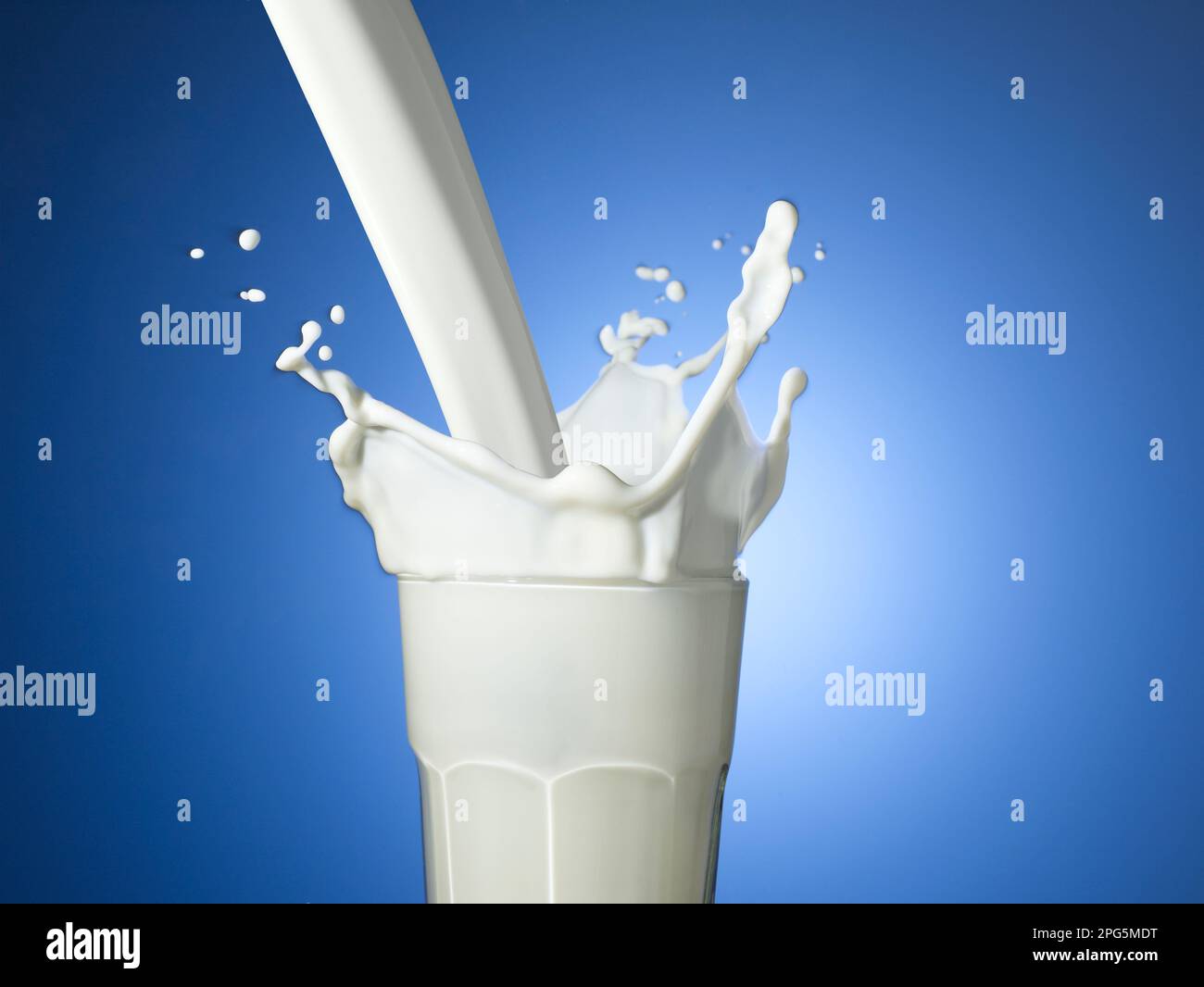 Versare il latte in vetro Foto Stock