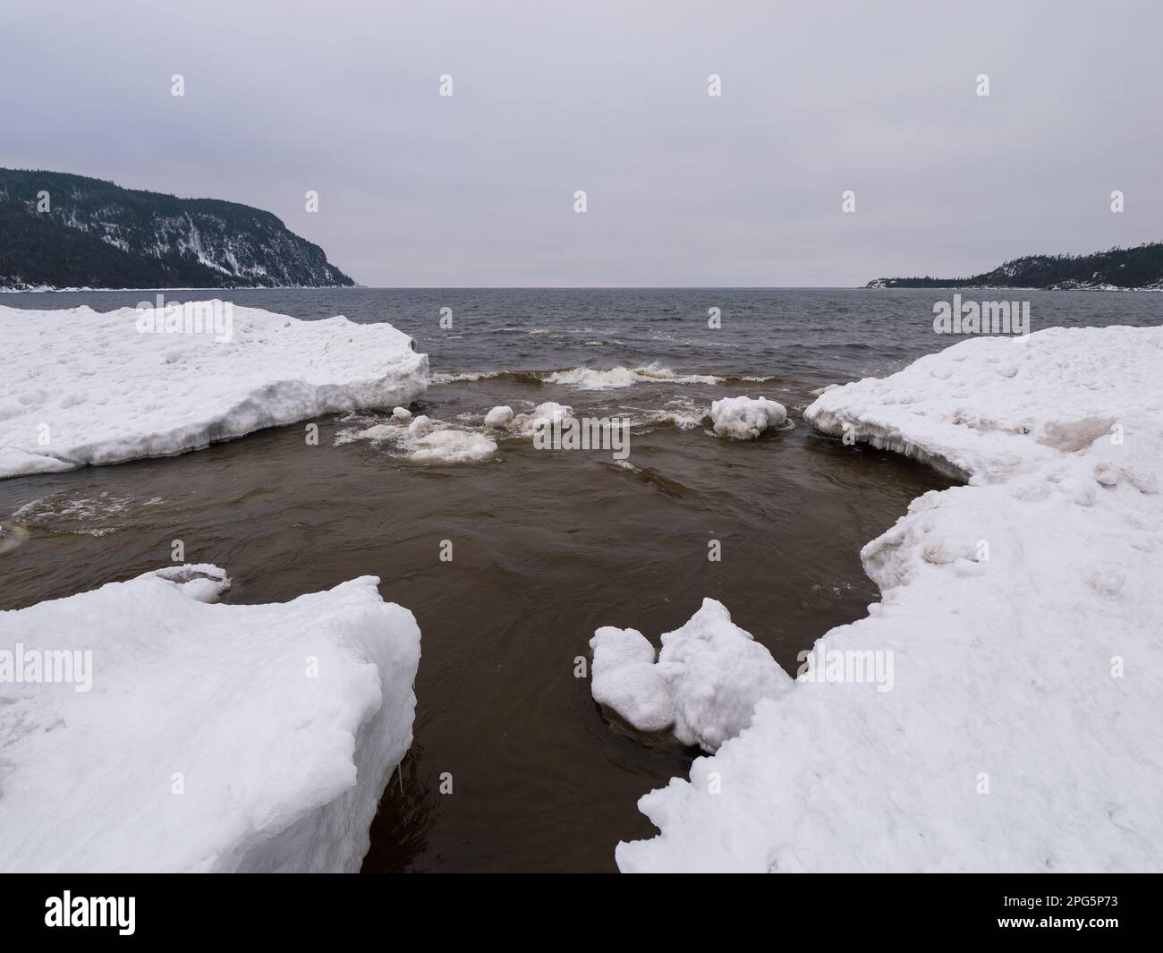Litorale formato dalla riva della neve presso la Old Woman Bay del Lago superiore in inverno Foto Stock
