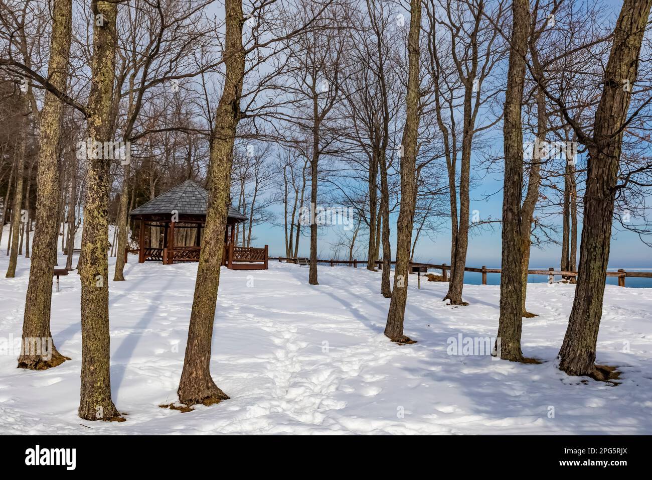 Gazebo in Presque Isle Park lungo il lago Superior in inverno, Marquette, Upper Peninsula, Michigan, USA Foto Stock