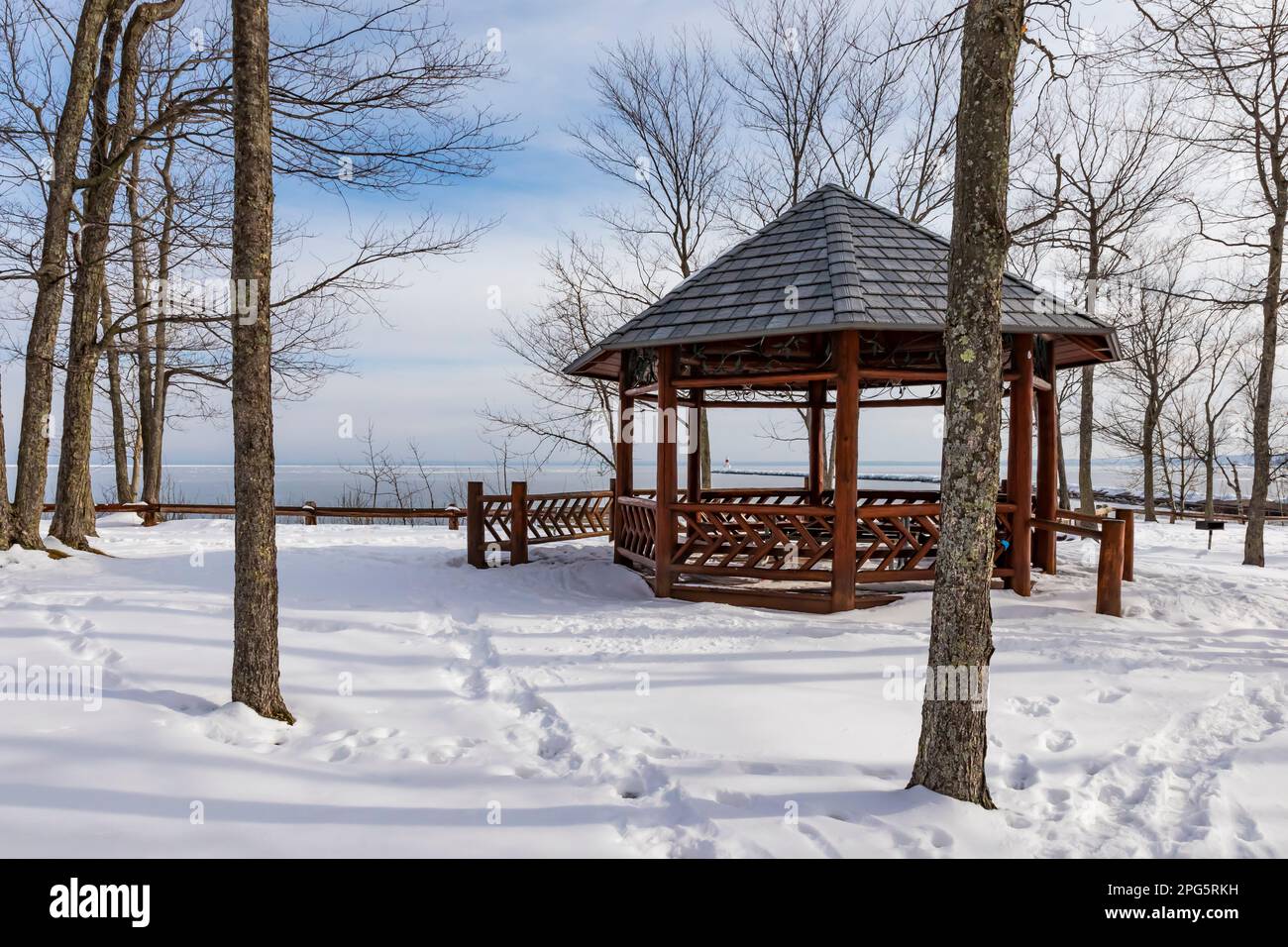 Gazebo in Presque Isle Park lungo il lago Superior in inverno, Marquette, Upper Peninsula, Michigan, USA Foto Stock