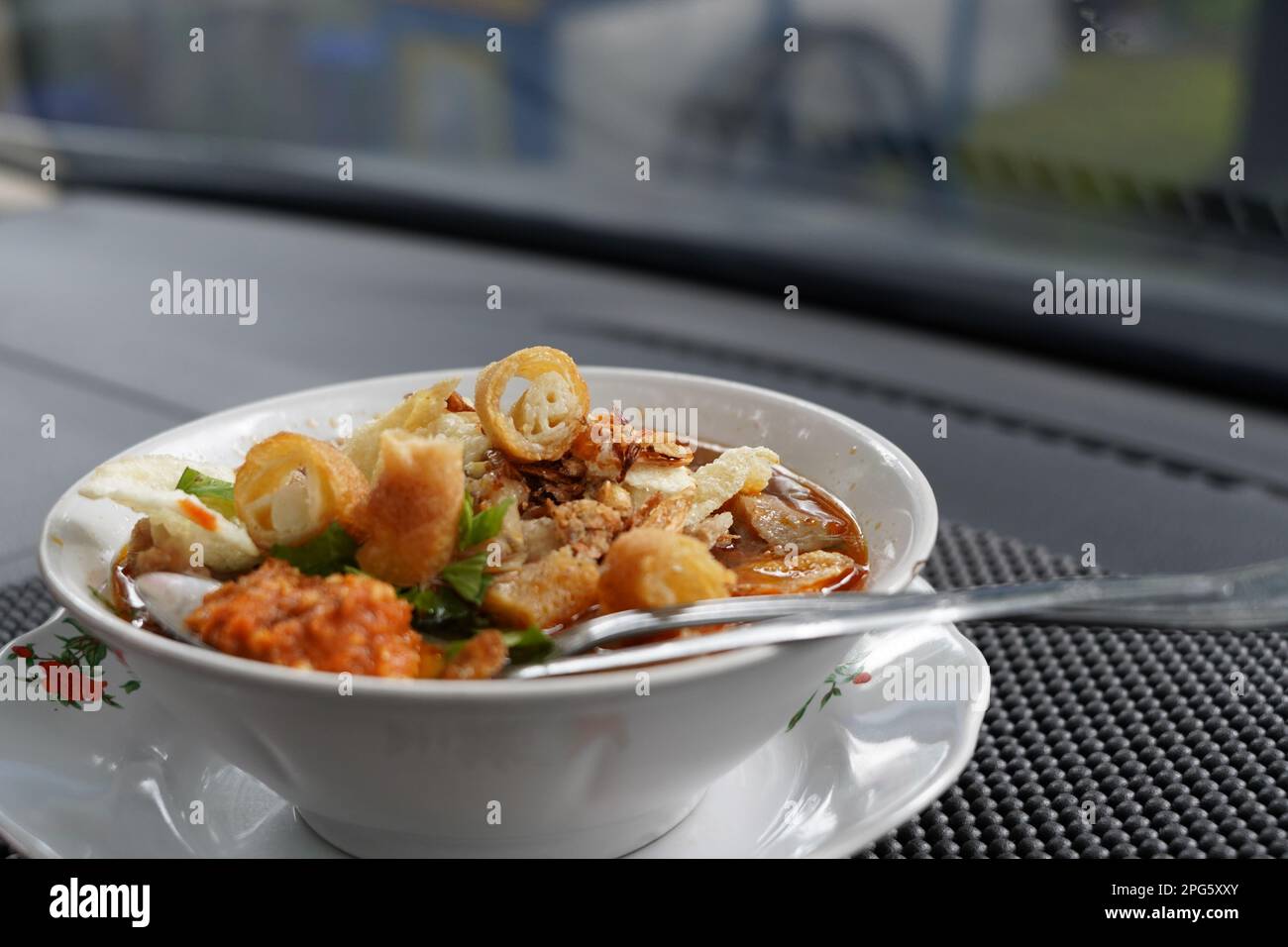 Soto mie Bogor o zuppa di Noodle con involtini primaverili di Bogor è autentico cibo indonesiano tradizionale. Girato in auto. Foto Stock