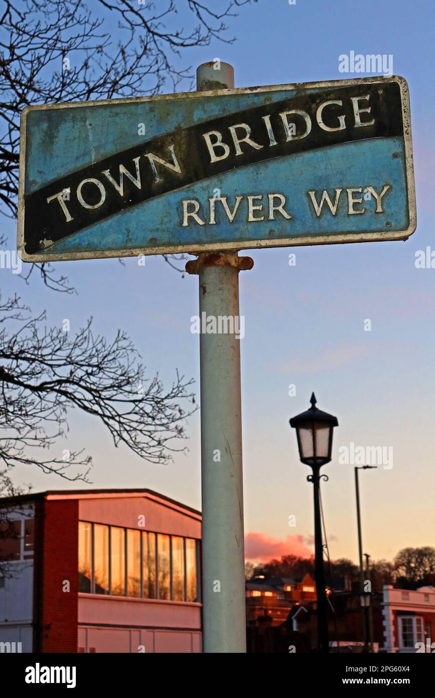 Ponte della città, segnale River Wey, Bridge Street, Godalming, Waverley Borough Council, Surrey, Inghilterra, Regno Unito, GU7 1HP Foto Stock