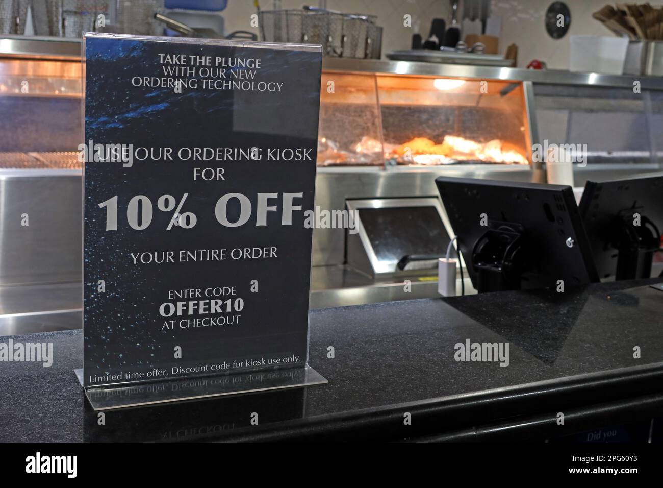 Tecnologia di ordinazione Deep Blue chippy, 10% di sconto, Fish bar, 7-8, Bridge St, Godalming, Waverley, Surrey, Inghilterra, Regno Unito, GU7 1HY Foto Stock