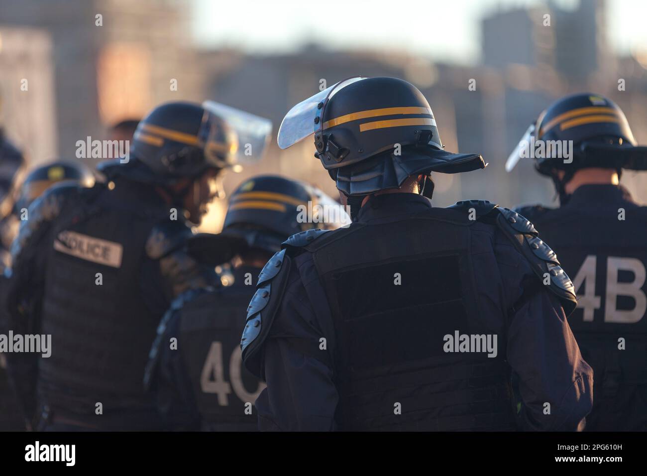 Marsiglia, Francia - Marzo 23 2019: Ufficiali CRS in attrezzatura antisommossa con casco e giubbotto antiproiettile al Vieux Port. Foto Stock