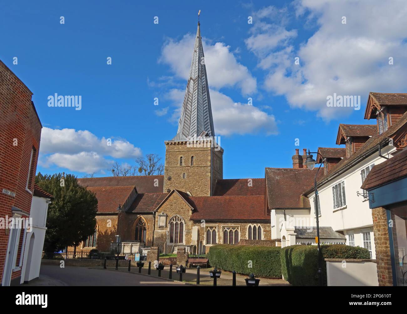 Chiesa di arenaria di San Pietro e Paolo, Borough Rd, Godalming, Surrey, Inghilterra, Regno Unito, GU7 2AG km da Church St - edificio classificato di primo livello Foto Stock