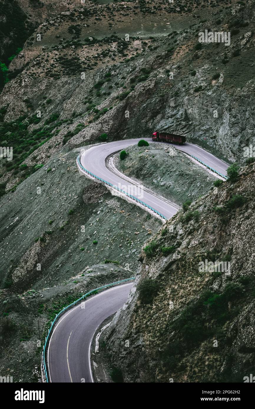 "Il tempo sulla strada Duku a Xinjiang è variabile e il paesaggio è mozzafiato." Foto Stock