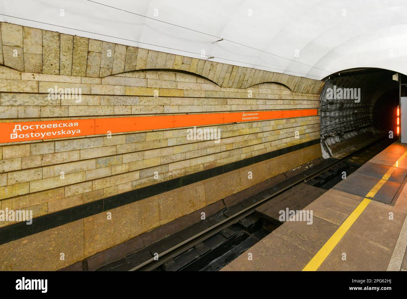 San Pietroburgo, Russia - 25 dicembre 2021: Interno della stazione della metropolitana Dostoyevskaya a San Pietroburgo, Russia. La stazione è stata aperta nel 1991 e. Foto Stock