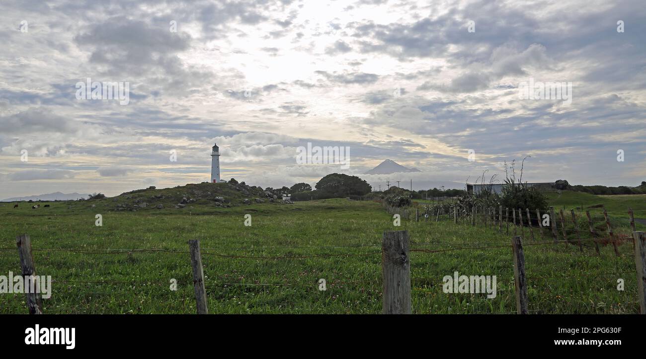 Panorama con il faro e il vulcano - Nuova Zelanda Foto Stock