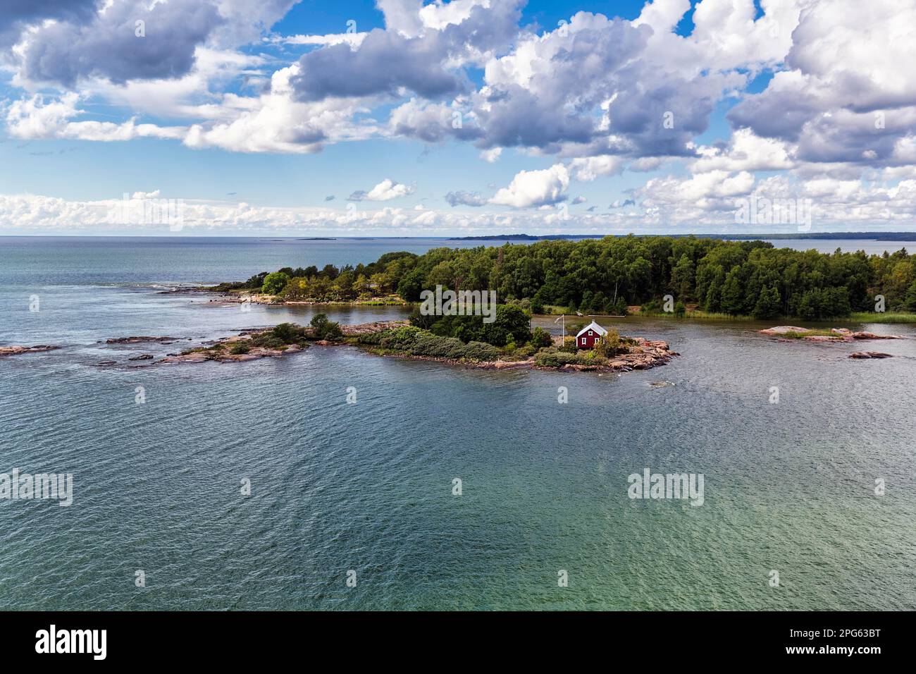 Casa solitaria nell'arcipelago finlandese, nell'arcipelago di Aland, nelle isole di Aland, nel Golfo di Botnia, nel Mar Baltico, Finlandia Foto Stock