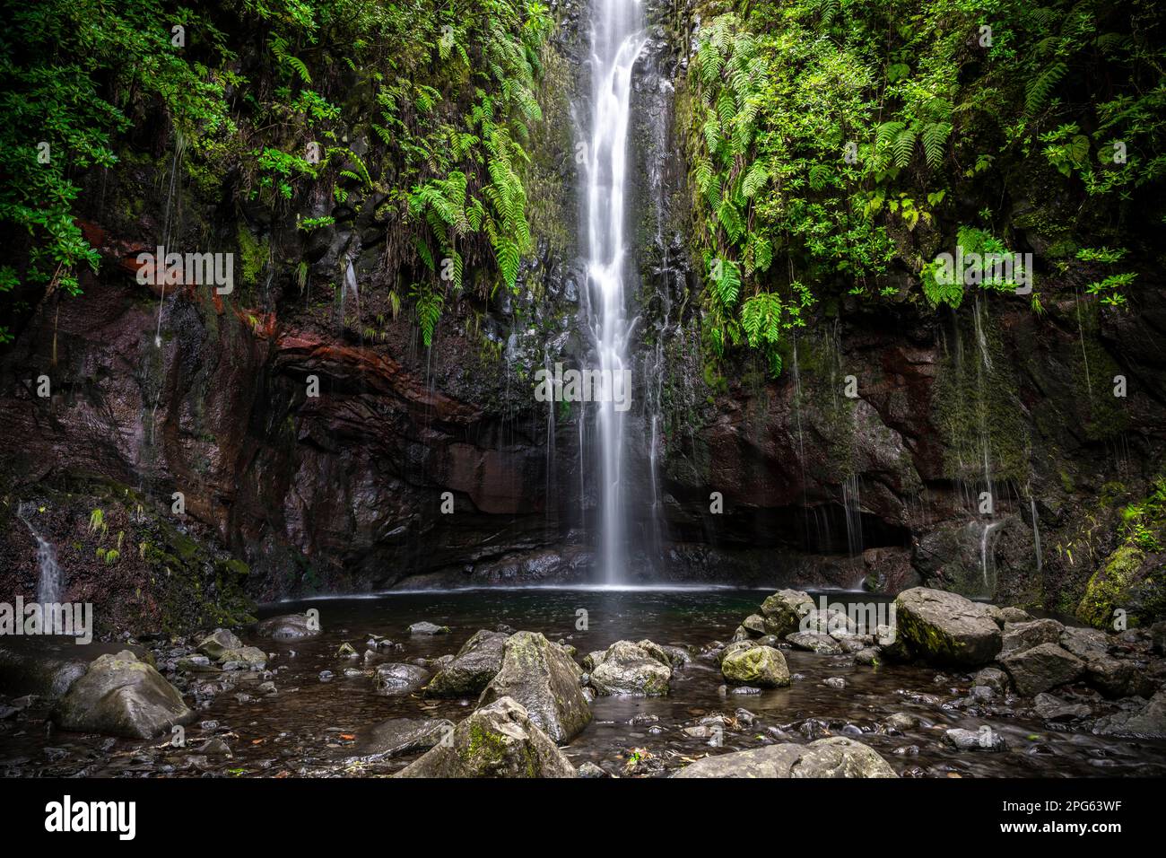 Fiume e cascata Cascata das 25 Fontes, esposizione lunga, Rabacal, Paul da Serra, Madeira, Portogallo Foto Stock