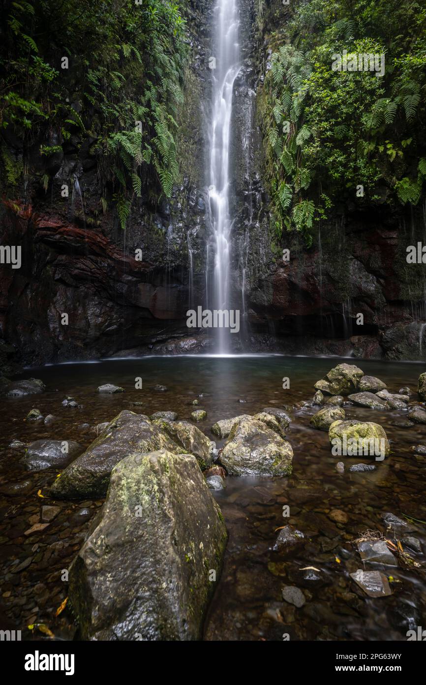 Fiume e cascata Cascata das 25 Fontes, esposizione lunga, Rabacal, Paul da Serra, Madeira, Portogallo Foto Stock