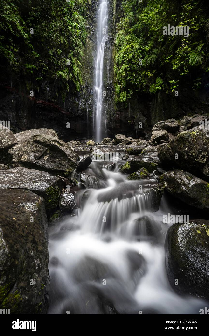 Fiume e cascata Cascata das 25 Fontes, esposizione lunga, Rabacal, Paul da Serra, Madeira, Portogallo Foto Stock