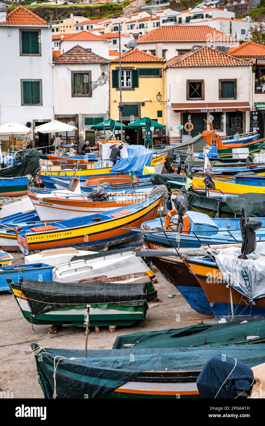 Barche da pesca e case, Camara de Lobos, Madeira, Portogallo Foto Stock