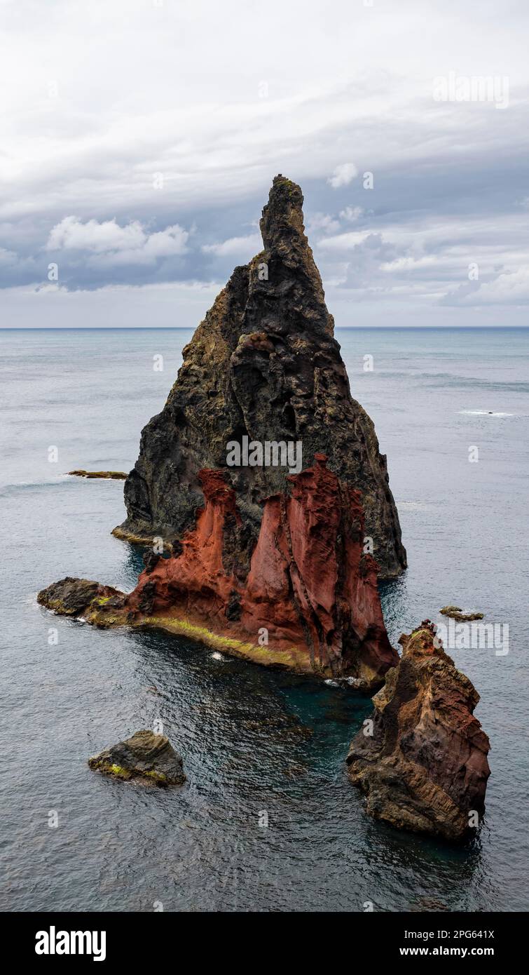 Paesaggio costiero, scogliere e mare, costa frastagliata con formazioni rocciose, Capo Ponta de Sao Lourenco, Madeira, Portogallo Foto Stock