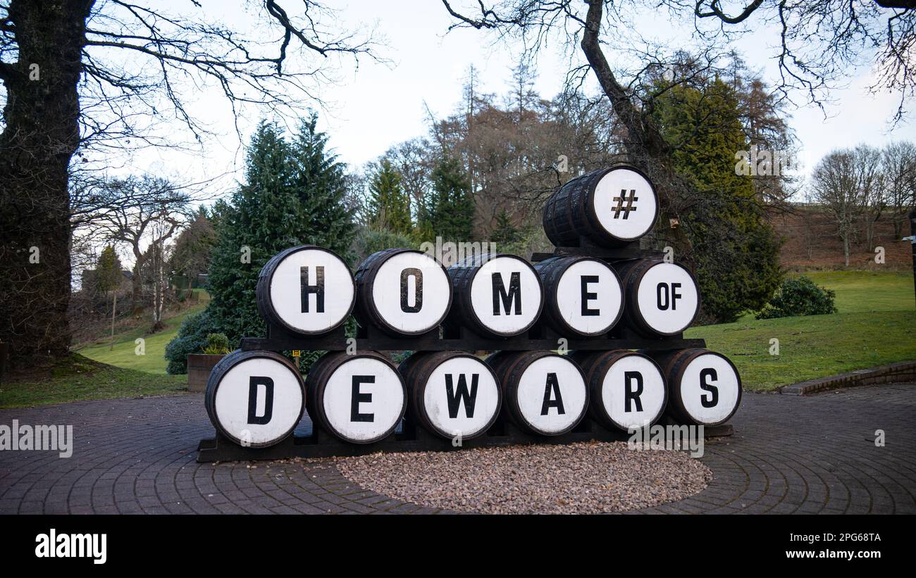 Barili della casa di degustazione di whisky impilati l'uno sull'altro. Foto Stock