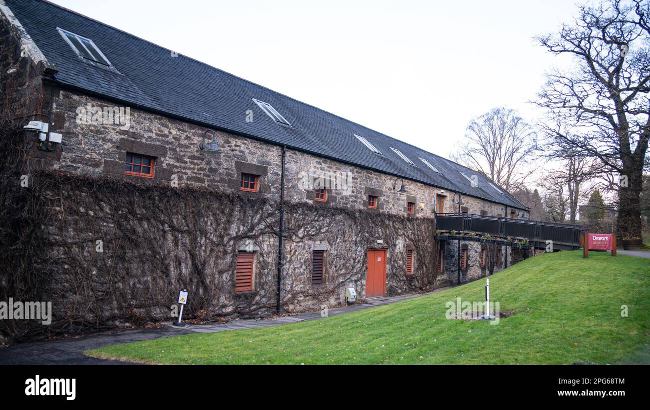 Barili della casa di degustazione di whisky impilati l'uno sull'altro. vecchia casa di pietra Foto Stock