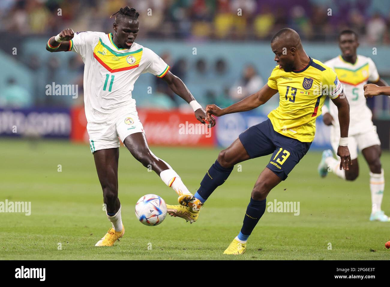 Pathe Ciss del Senegal (L) e Enner Valencia dell'Ecuador (R) in azione durante la Coppa del mondo FIFA Qatar 2022 partita tra Ecuador e Senegal allo Stadio Internazionale di Khalifa. Punteggio finale; Ecuador 1:2 Senegal. Foto Stock