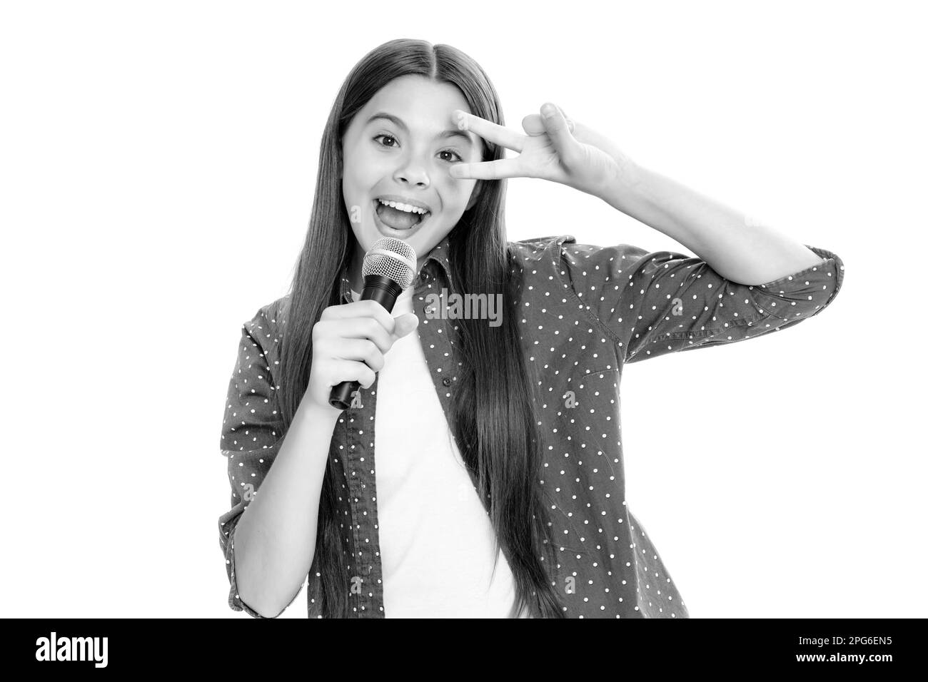 Ragazza adolescente con microfono che canta su sfondo bianco con faccia divertente. Cantare bella cantante ragazza tenere microfono. Foto Stock