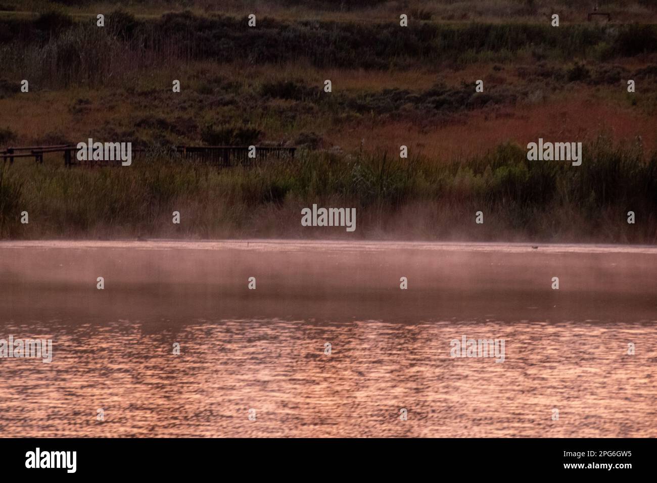 La nebbia si innalza quando l'acqua evapora da una diga Foto Stock